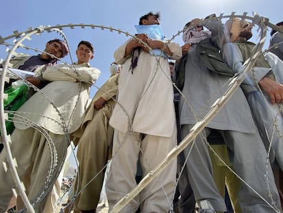 Un grupo de afganos, algunos de ellos extrabajadores de la OTAN, la Unión Europea y la ONU, esperan en las afueras del aeropuerto de Kabul para intentar abandonar el país.