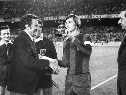 Johan Cruyff recibe el Bal&oacute;n de Oro en 1975.