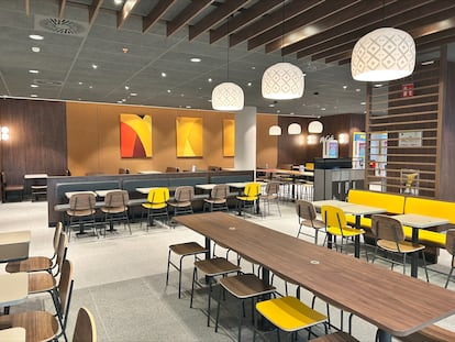 Interior del nuevo McDonald's del aeropuerto de Palma de Mallorca, el restaurante más grande de la compañía en Europa.