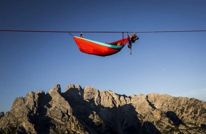 Algunos de los aficionados a este deporte extremo reunidos en Italia pudieron vivir la experiencia de colgar una hamaca a cientos de metros de altura y echar una cabezadita. No hay nada más parecido a dormir en las nubes.