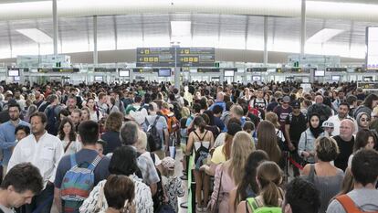 Largas colas en el control de Seguridad de la Terminal 1 del aeropuerto de El Prat debido a la huelga de la empresa Eulen Seguridad. 