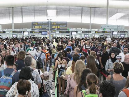 Largas colas en el control de Seguridad de la Terminal 1 del aeropuerto de El Prat debido a la huelga de la empresa Eulen Seguridad.