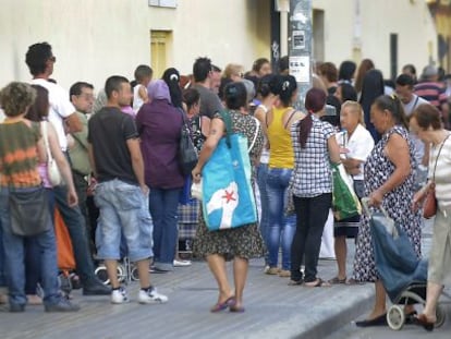 Largas colas de ciudadanos se forman horas antes de la apertura del Banco de los Pobres de Valencia (calle de Santa Cruz de Tenerife) para recibir alimentos básicos. La imagen se tomó el pasado miércoles.