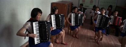 3 de abril del 2012.Estudiantes de Corea del Norte práctican en el Palacio de Samjiyon, Corea del Norte. Las instalaciones fueron construidas para los niños a participar en los programas después de la escuela en las artes, ciencias, deportes, informática y formación profesional.