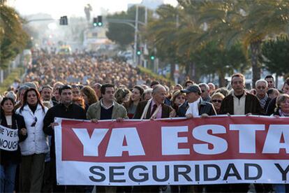 Un momento de la manifestación celebrada ayer por la tarde entre la playa de l'Albir y Altea.