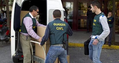 Agentes de la Guardia Civil, durante un registro dentro del 'caso ERE'.