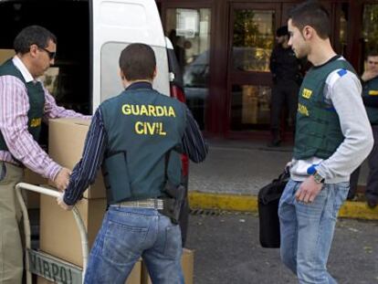 Agentes de la Guardia Civil, durante un registro dentro del &#039;caso ERE&#039;.