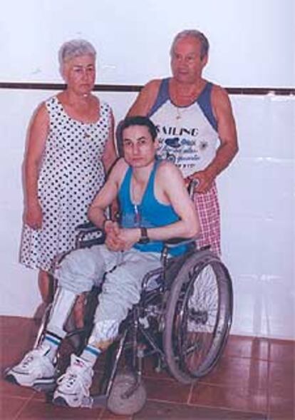 A. Pérez Ortín y sus padres, en julio de 1999, tras el fallo del Supremo.