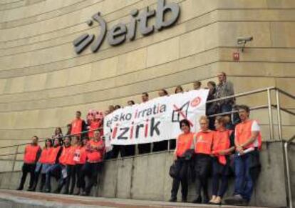 Convocados por el sindicato ELA, trabajadores contratados del ente público vasco se han concentrado en el exterior de EiTB (Radio Televisión Pública vasca). EFE/Archivo