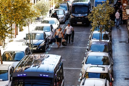 Un par de amigos de la anciana han podido entrar a por la ropa y los cuadros.