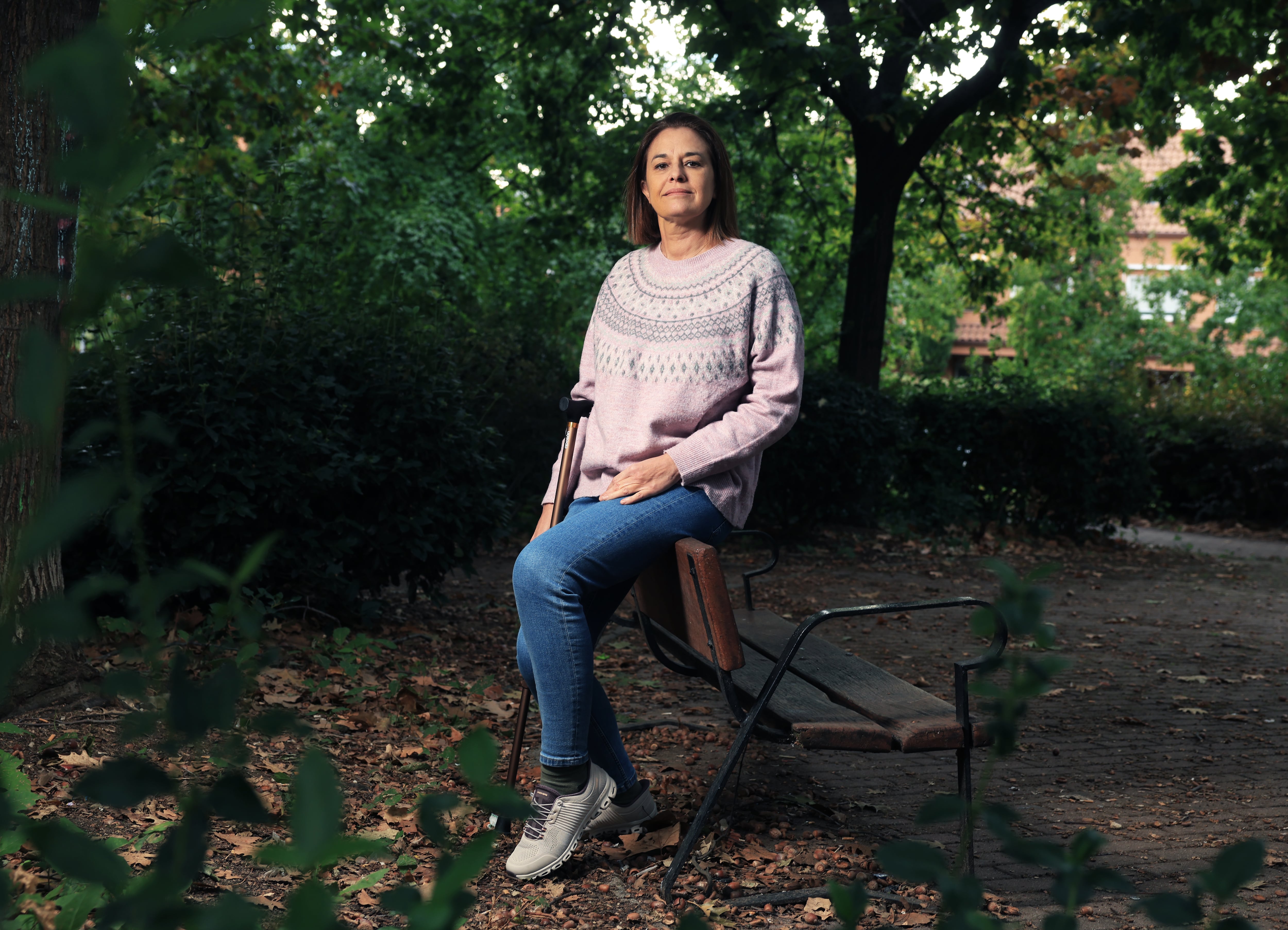 Lara Gonzalez, que padece dolor crónico desde 20 hace años, en un parque cercano a su casa en Madrid.
