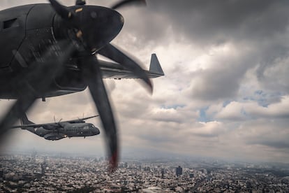 Una de las turbinas de uno de los aviones de la Fuerza Aérea que sobrevolaron la Ciudad de México durante el desfile. 