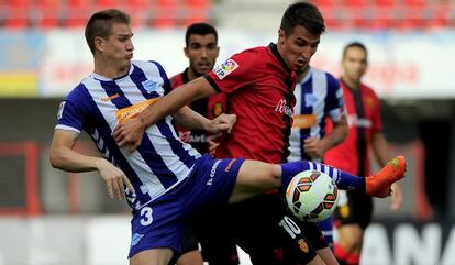Raúl García y Scepovic, del Mallorca, pelean por un balón