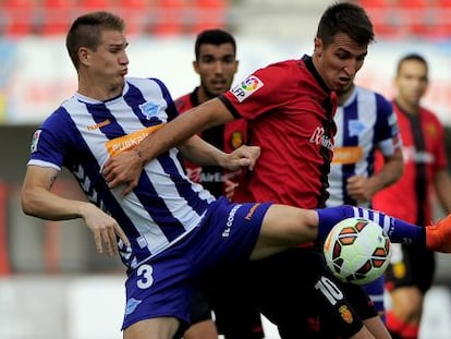 Ra&uacute;l Garc&iacute;a y Scepovic, del Mallorca, pelean por un bal&oacute;n