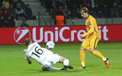 Rakitic eleva el balón ante Chernik para anotar su segundo gol anoche ante el BATE Borisov.