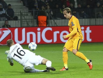 Rakitic eleva el balón ante Chernik para anotar su segundo gol anoche ante el BATE Borisov.