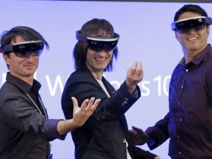 De izquierda a derecha: Joe Belfiore, Alex Kipman y Terry Myerson directivos de Microsoft, presentando sus gafas hologr&aacute;ficas.
 