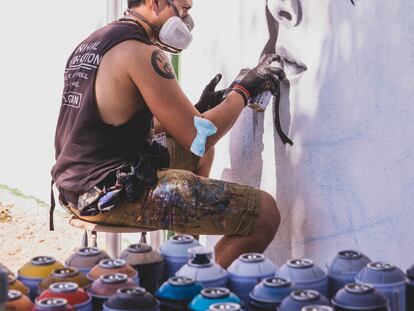 Un artista pinta un grafiti en Getafe el pasado mes de septiembre