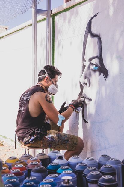 Un artista pinta un grafiti en Getafe el pasado mes de septiembre