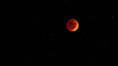 Eclipse total de luna durante la madrugada del 8 de noviembre de 2022 visto desde México.