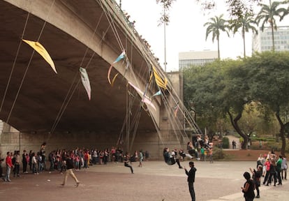 La Secretaría de Cultura del ayuntamiento de São Paulo repitió la iniciativa en el Viaduto do Chá, uno de los más antiguos de la ciudad, durante la Virada Cultural (similar a la noche en blanco), en 2013.