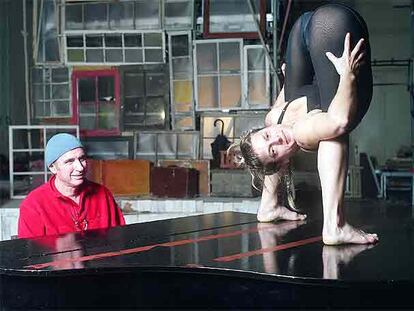 Lluís Llach y la contorsionista Ane Miren, en un ensayo de <i>Tranuites Circus.</i>
