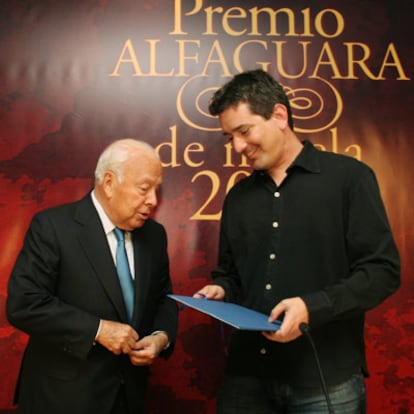 Jesús de Polanco (izquierda) y Santiago Roncagliolo, en el acto de entrega del galardón.