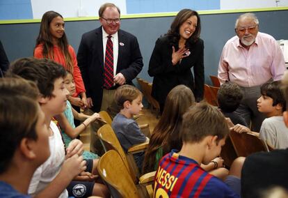 La Fiscal General de California, kamala Harris charla despu&eacute;s de las votaciones con los alumnos de Kenter Canyon Elementary School en California.