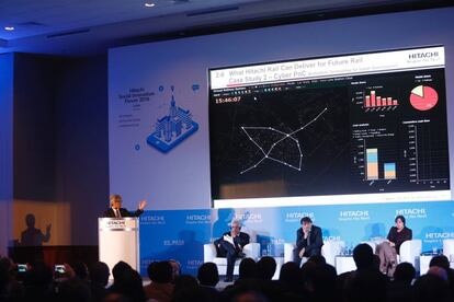 Shinya Mitsudomi, do Grupo Hitachi, fala no seminário em Lima.