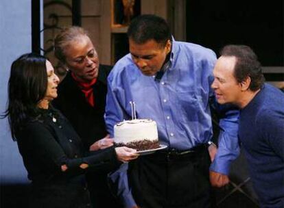 El ex boxeador Muhammad Ali celebró su 65 cumpleaños en un espectáculo de su amigo Billy Crystal.