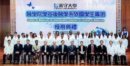 Foto de familia de una promoción de alumnos becados de la Universidad I-Shou junto al expresidente taiwanés Ma Ying-jeou.