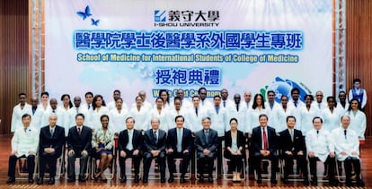 Foto de familia de una promoci&oacute;n de alumnos becados de la Universidad I-Shou junto al expresidente taiwan&eacute;s Ma Ying-jeou.