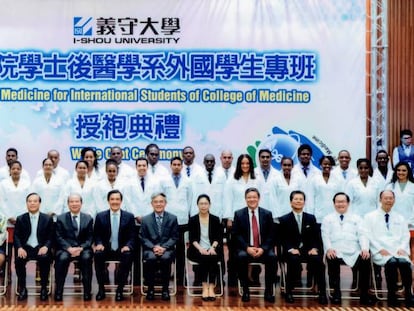 Foto de familia de una promoci&oacute;n de alumnos becados de la Universidad I-Shou junto al expresidente taiwan&eacute;s Ma Ying-jeou.