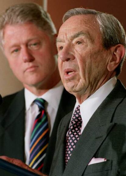 Warren Christopher y Bill Clinton en una conferencia de prensa en la Casa Blanca en 1996.