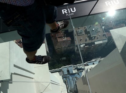 Un detalle sorprendente: entre las dos torres con que cuenta el edificio desde las alturas hay una pasarela de cristal por la que se puede atravesar, un reto imposible para quien tenga vértigo.