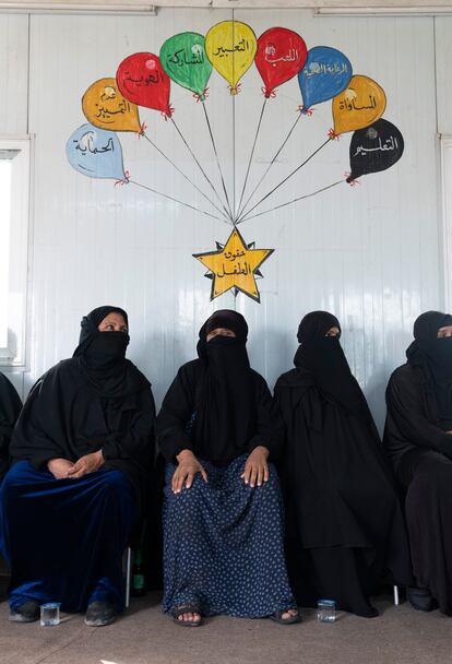 Un grupo de mujeres cuyos maridos están relacionados con el Estado Islámico, en el campamento de Hassan Sham, Erbil (Irak), el 8 de mayo.