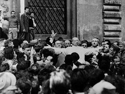 El papa Pío XII (al centro), tras el bombardeo en Roma en octubre de 1943.