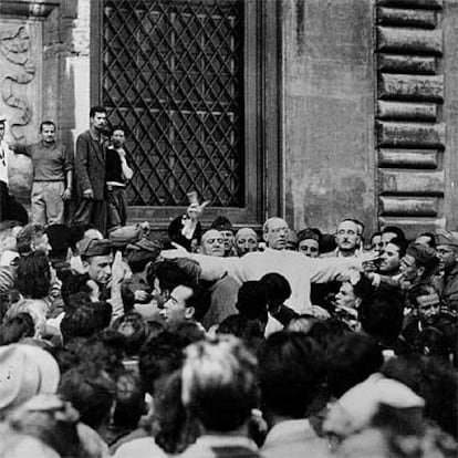 El papa Pío XII (al centro), tras el bombardeo en Roma en octubre de 1943.