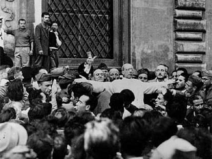 El papa Pío XII (al centro), tras el bombardeo en Roma en octubre de 1943.