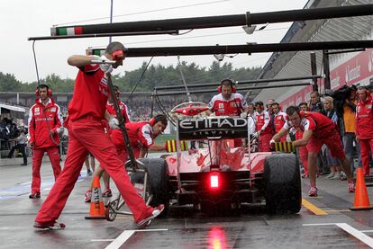 El español Fernando Alonso prueba su monoplaza en el GP de Alemania. Termina decimonoveno tras la primera sesión libre.