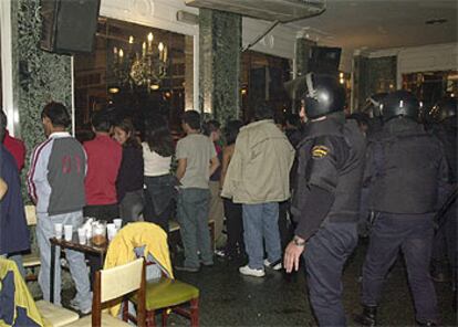 Agentes de policía realizan una redada en un local madrileño frecuentado por inmigrantes.