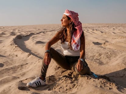 Mariel Galán sentada en las dunas del desierto de Qatar.