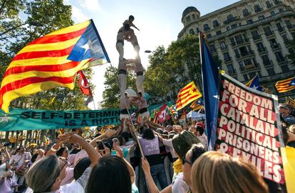 Un grupo de personas organizan un 'castell' durante la Diada en Barcelona.