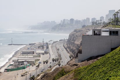 La fría corriente de Humboldt, que fluye a lo largo de la costa limeña, atempera el calor tropical. No llueve ni tampoco hace sol, pero durante nueve meses al año, la ciudad está invadida por la niebla.