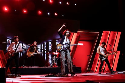 Los componentes del grupo musical Arde Bogotá actúan antes de recibir el Ondas.