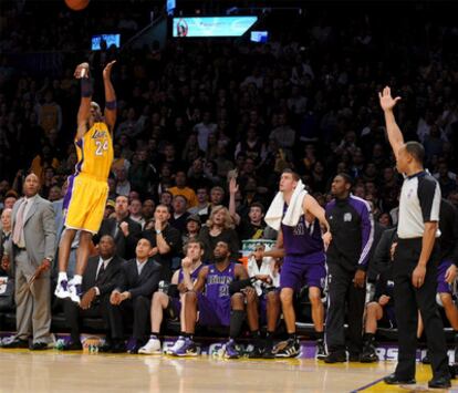 Kobe Bryant, jugador de Los Angeles Lakers, todavía en suspensión tras lanzar el triple con el que su equipo ha vencido, sobre la bocina, a Sacramento Kings (109 -108) en un partido correspondiente a la temporada regular de la NBA.