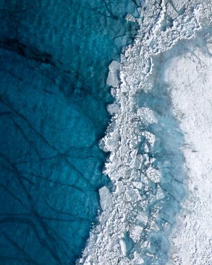 La orilla de un lago en la capa de hielo del Ártico.