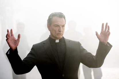 Cosimo interpreta al padre Angelo, un sacerdote-demonio, en '30 monedas', la serie de terror de Álex de la Iglesia.