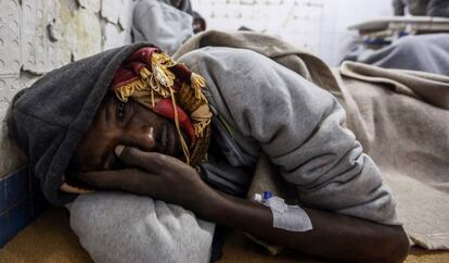 Un hombre de origen africano herido en un accidente de tr&aacute;fico se recupera en una habitaci&oacute;n despu&eacute;s de recibir tratamiento m&eacute;dico en el hospital de Beni Walid, en Libia, el 14 de febrero de 2018. Al menos 19 migrantes murieron y m&aacute;s de 100 resultaron heridos despu&eacute;s de que el cami&oacute;n en el que viajaban unos 300 migrantes somal&iacute;es y eritreos volcara. 