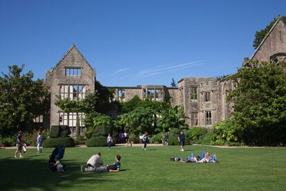 Los jardines de National Trust (fundación conservacionista británica​ para preservar lugares de interés colectivo) desde 1953. La mansión, en parte abandonada y envuelta en una aureola de misterio, está situada en un precioso y espectacular entorno, abrigada por los bosques. Es interesante visitarla durante todo el año, con su combinación de arbustos, plantas perennes y bulbos, todo en un entorno muy pintoresco que convierte el lugar en el sueño de cualquier horticultor.